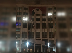 Сильный ветер разорвал баннер с Бандерой на здании обладминистрации в Тернополе