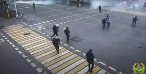 Камеры засняли избиение протестующими полицейских в Алма-Ате