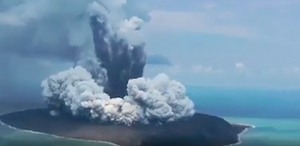 Извержение вулкана у берегов Королевства Тонга вызвало цунами, обрушившееся на Самоа