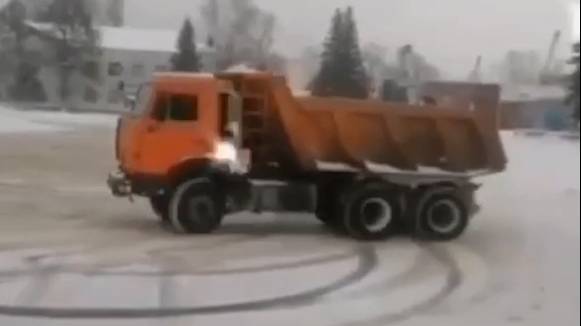 Водитель КамАЗа устроил опасный дрифт в Казани