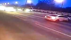 Таксист подрезал перед поворотом: Опубликовано видео момента столкновения автобуса и легковушки в Москве