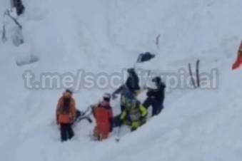 Россиянин задохнулся в сугробе, катаясь на лыжах в горах Сочи