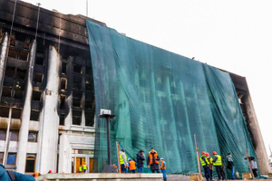 Сгоревшее здание Администрации Алма-Аты обнесли забором