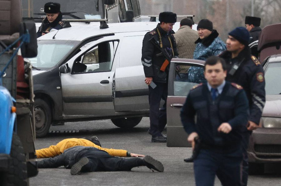 Сотрудники полиции и задержанные граждане на улице Алма-Аты. Фото © ТАСС / Валерий Шарифулин