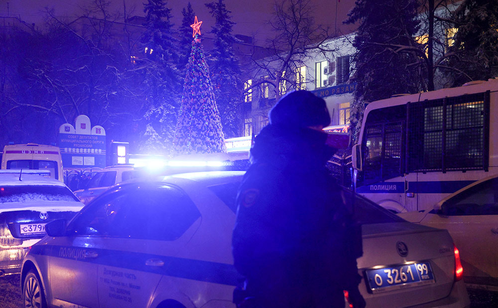 Полиция Химок ищет "Лену Головач", угрожавшую взорвать школу "из мести математичке"