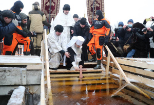 Верующих россиян призвали отказаться от массовых посещений купелей на Крещение