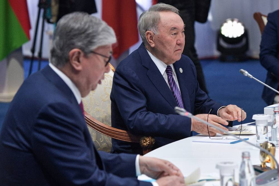 Нурсултан Назарбаев и Касым-Жомарт Токаев (слева). © ТАСС / Никольский Алексей
