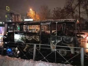 В Новосибирске сняли на видео загоревшийся пассажирский автобус