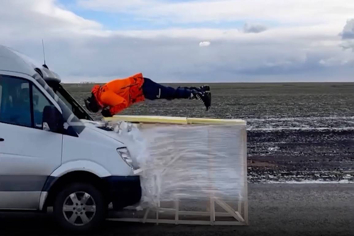 Ростовский каскадёр пролетел сквозь микроавтобус на скорости 80 км/ч и раскрыл секрет трюка