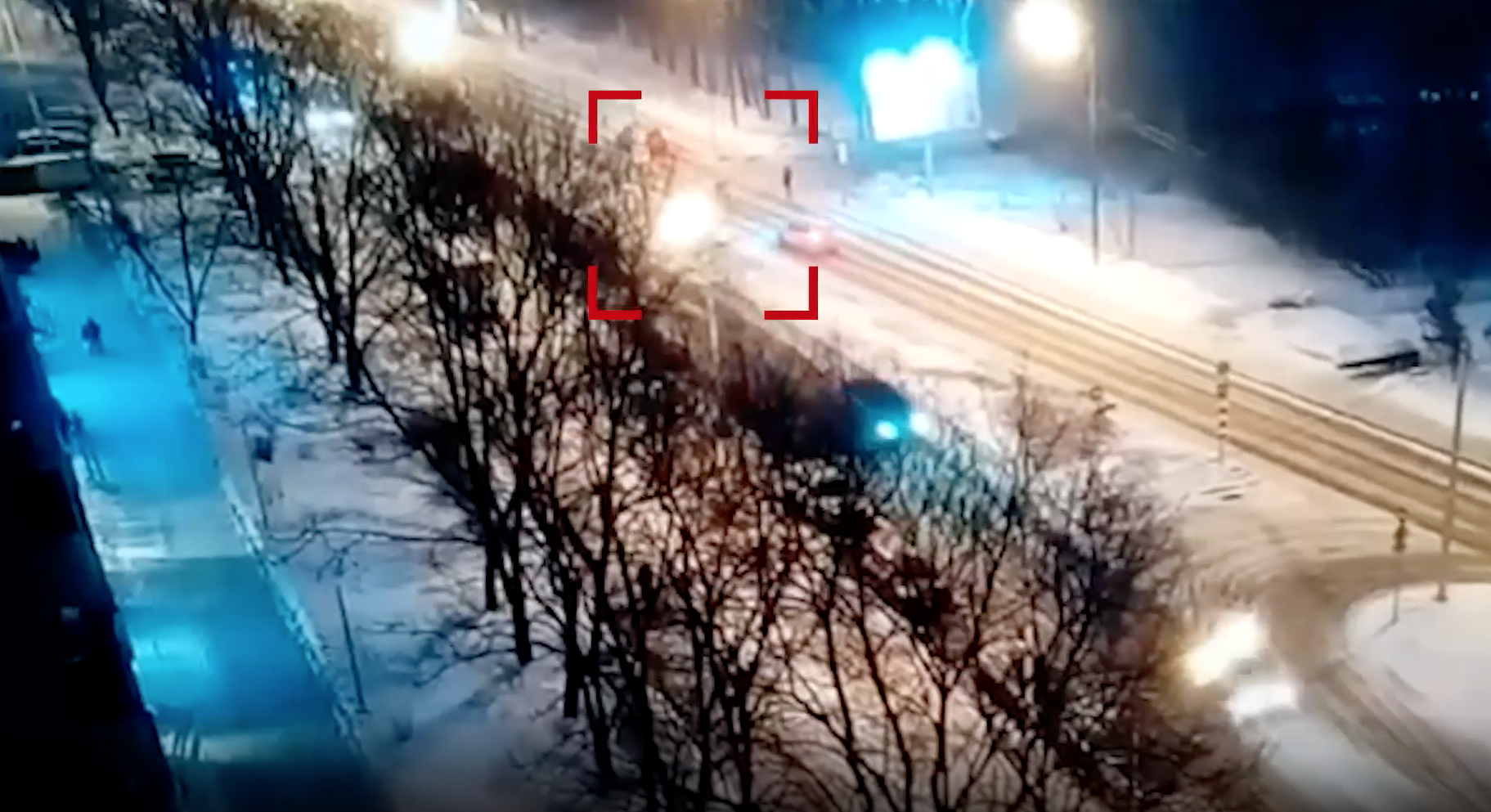 В Москве водитель на полной скорости сбил женщину с ребёнком на переходе