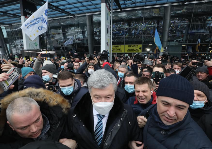 Печерский суд Киева перенёс на 19 января заседание по избранию меры пресечения Порошенко