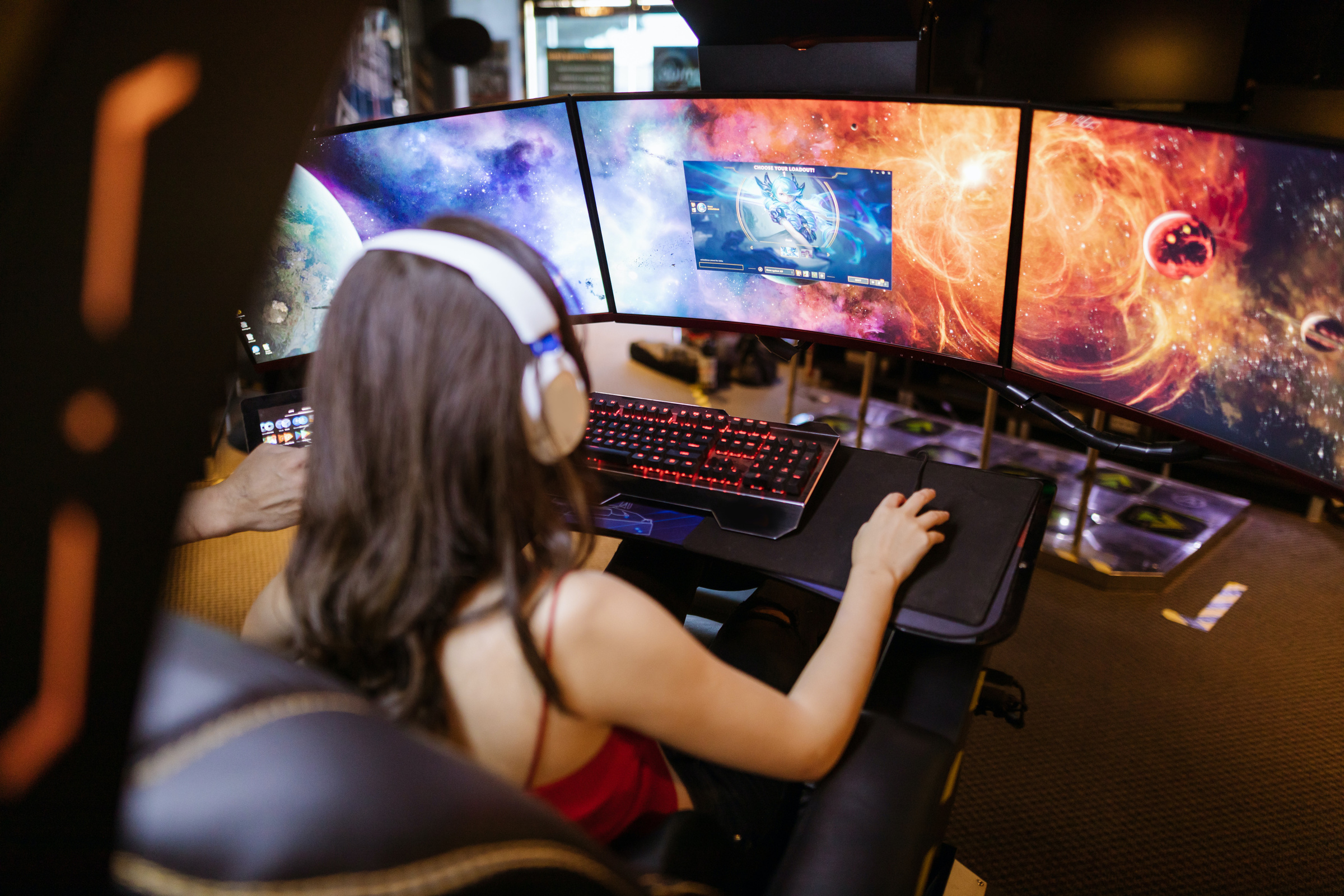 Девушка играет в компьютерную игру. Фото © RODNAE Productions / Pexels