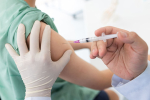 В Москве началась бесплатная вакцинация подростков от ковида