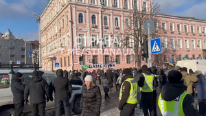 Сторонники Порошенко вывесили на здании суда плакат "Зе game over" со средним пальцем