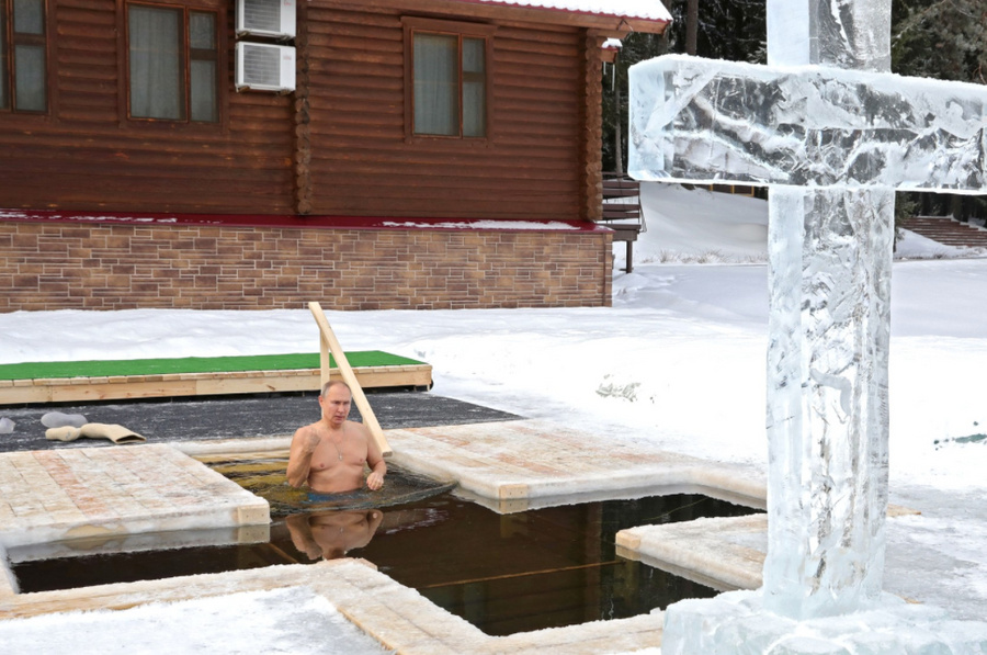 Владимир Путин во время крещенских купаний в Московской области в 2021 году. Фото © Kremlin.ru 