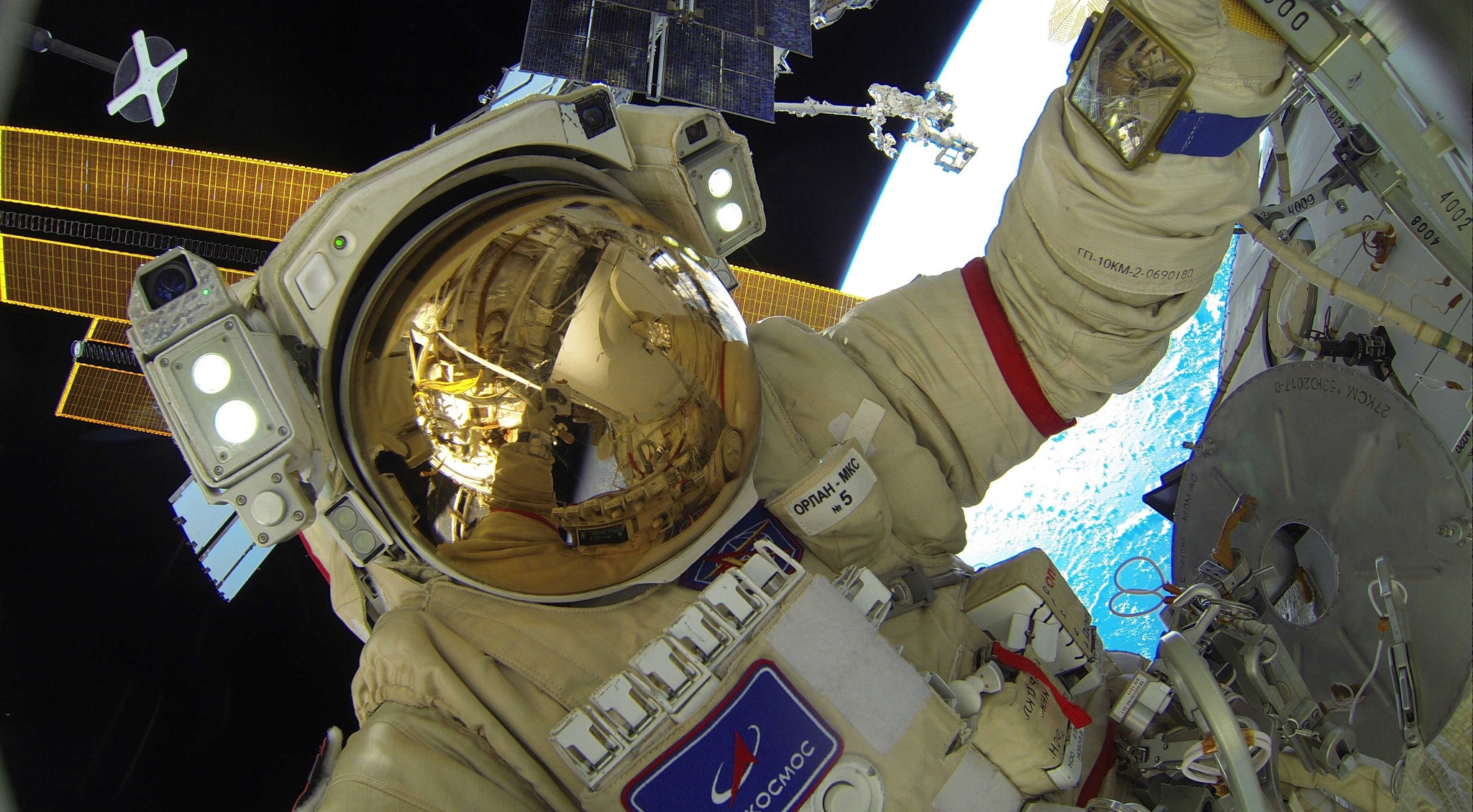 Российские космонавты провели в открытом космосе семь часов