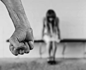 На приёмного отца, насиловавшего дочерей, завели дело за съёмку порно с участием детей