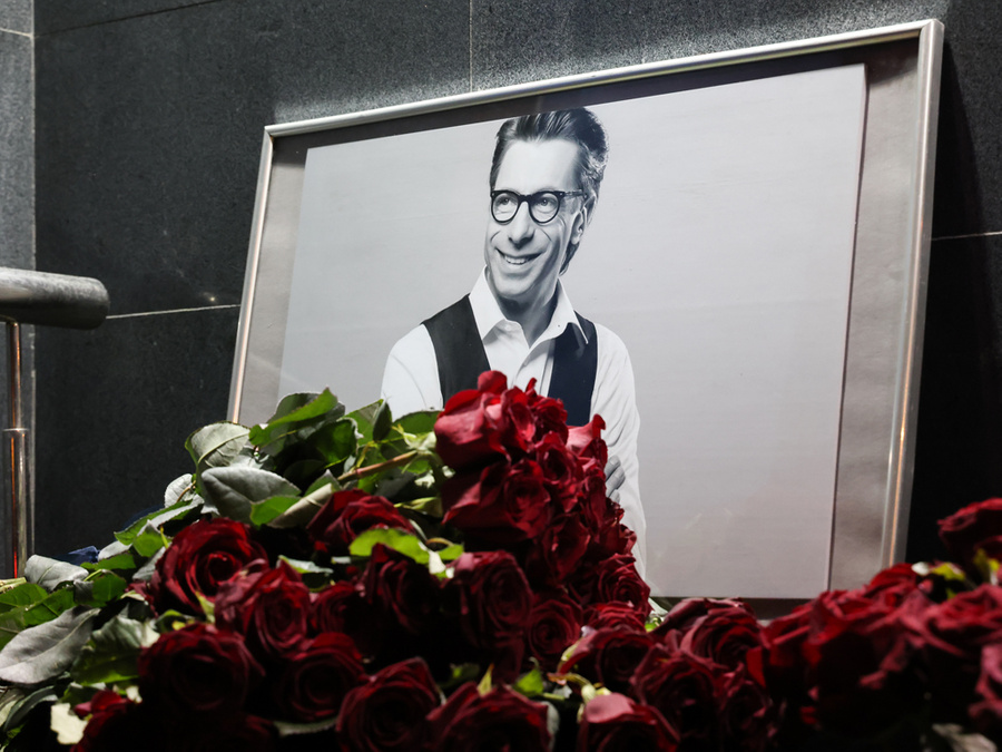 Цветы в память о Михаиле Зеленском в Москве. Фото © ТАСС / Владимир Гердо