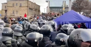 В Киеве на митинге сторонников Порошенко пострадали полицейский и демонстрант