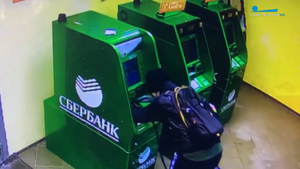 В Ленобласти камера засняла, как студентка попыталась подорвать банкомат ради 3,3 млн