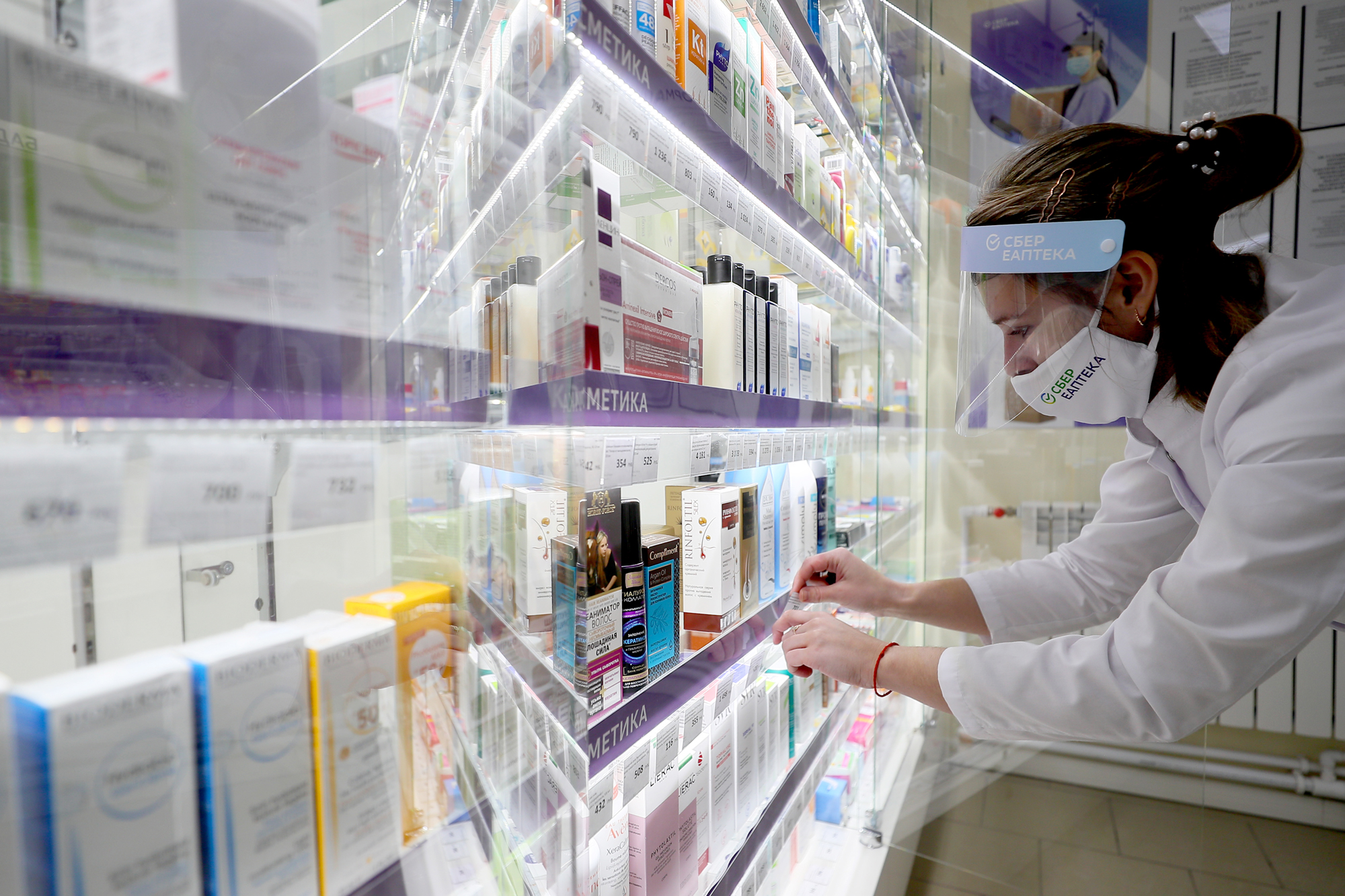 Сотрудница интернет-магазина "Сбер аптека" расставляет ценники на препараты во время открытия аптеки. Фото © Владимир Смирнов / ТАСС