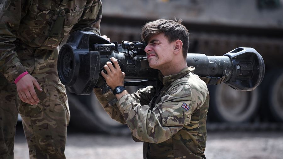 Солдат держит "модифицированное для тренировок" лёгкое противотанковое оружие N-LAW перед учениями на полигоне Солсбери-Плейн 3 июля 2020 года в Солсбери, Англия. Фото © Getty Images / Getty Images
