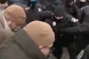 Сторонники Порошенко устроили стычки с силовиками у здания суда в Киеве