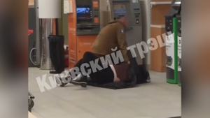 Драка между киевлянкой и охранником супермаркета из-за маски попала на видео