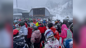 В Сочи закрытие горнолыжных трасс из-за снегопада привело к "нереальным очередям"