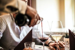 Академик РАН Бокерия рассказал, почему стоит выбирать белое вино, а не красное 