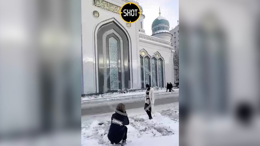 Блогерша устроила фотосессию у мечети в Москве © Telegram / SHOT