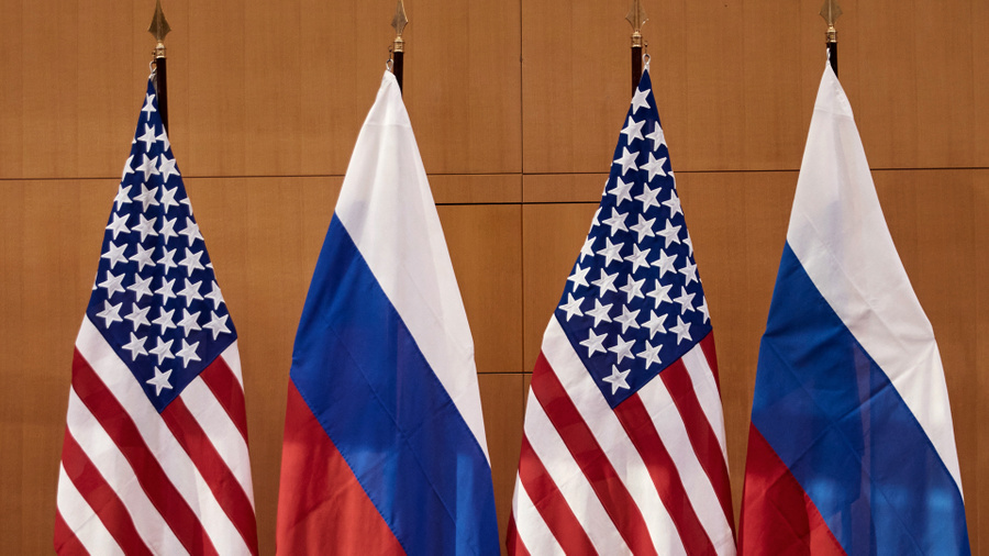 <p>Флаги США и России перед переговорами России и США по гарантиям безопасности в Женеве. Фото © ТАСС / EPA / DENIS BALIBOUSE / POOL</p>