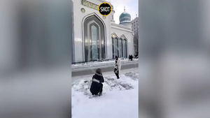"Какая-то ущербность": В Совете муфтиев России назвали вызовом фотосессию блогерши в балаклаве и чулках у мечети