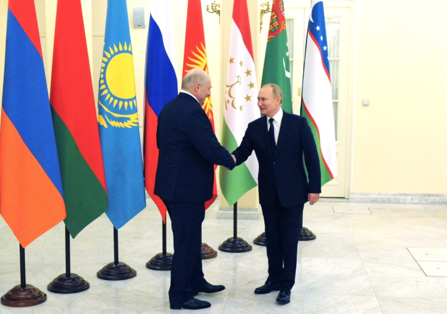 Путин и Лукашенко на полях неформальной встречи глав государств СНГ 28 декабря 2021 года. Фото © Kremlin.ru 