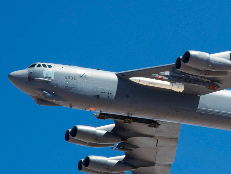 Бомбардировщик B-52 с прототипом ракеты AGM-183A. Фото © Wikipedia