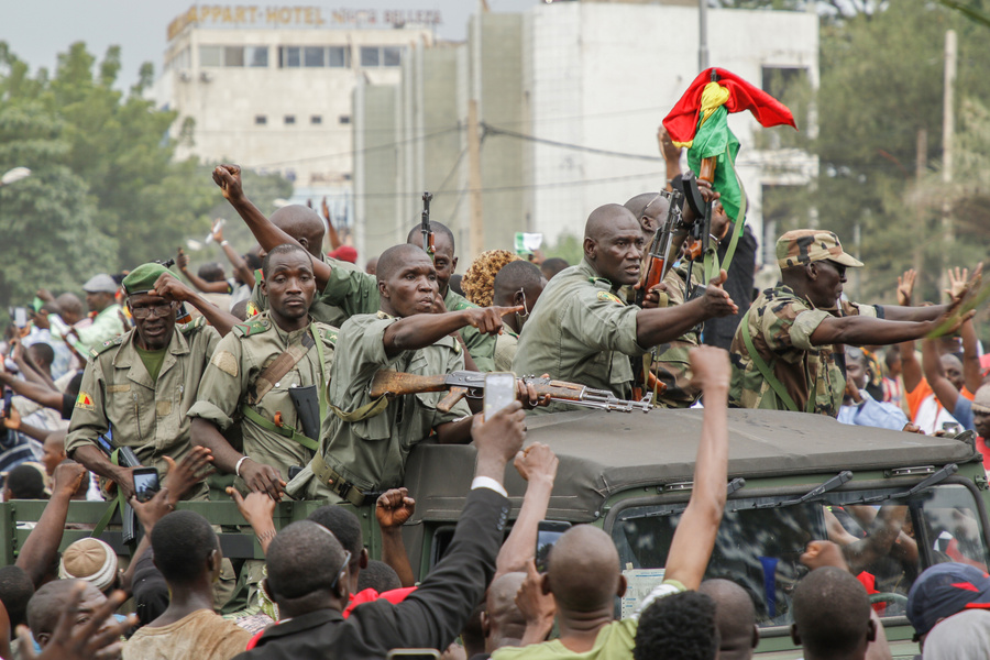 <p>Малийские военные. Фото © Getty Images / John Kalapo</p>
