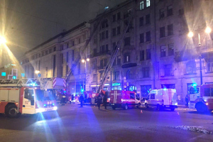 Пожар на площади 300 квадратных метров охватил жилой дом в центре Петербурга