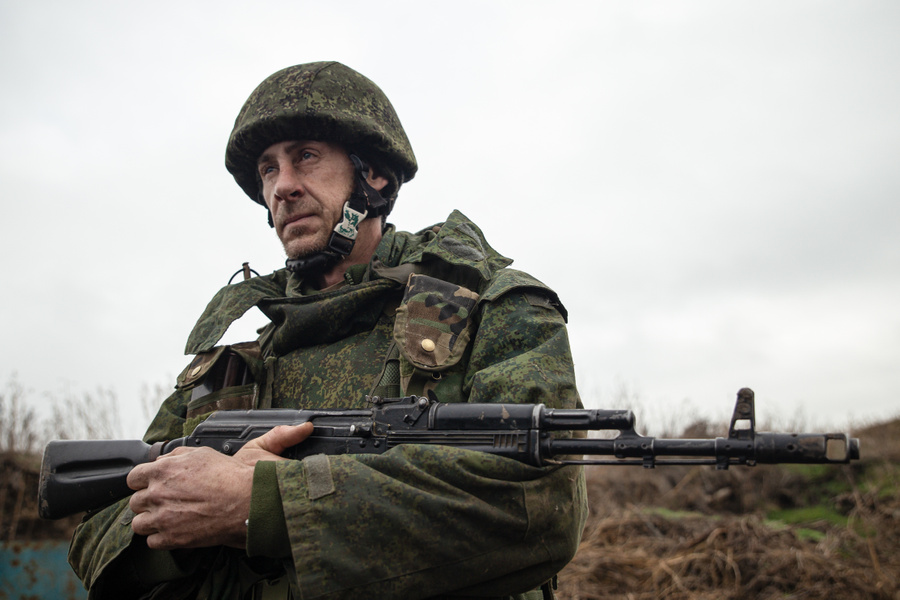 <p>Военнослужащий на позиции Народной милиции ЛНР. Фото © ТАСС / Река Александр</p>
