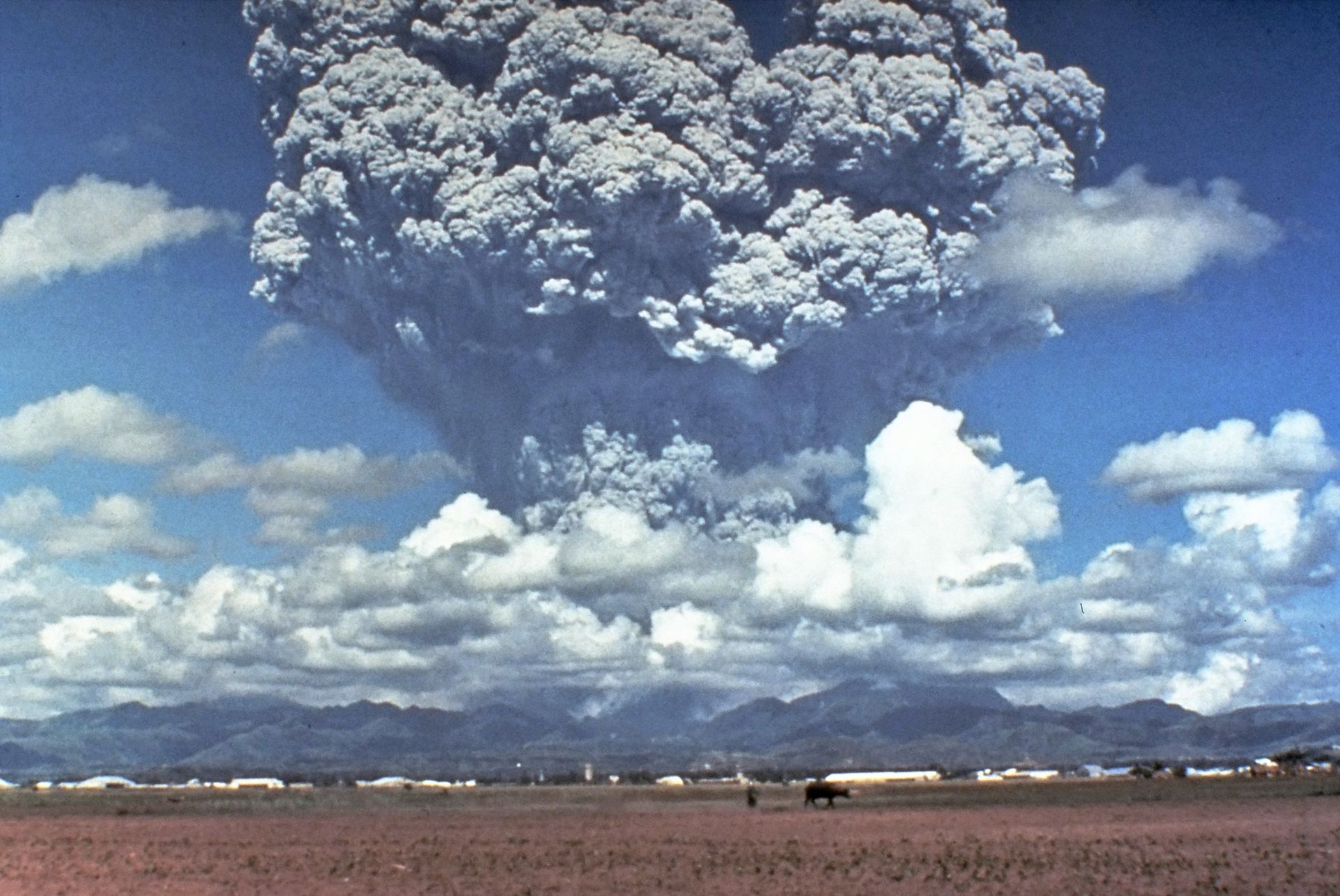 Извержение вулкана Пинатубо в 1991 году. Фото © Wikipedia / USGS