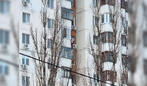 В Белгороде спасатели сняли шестиклассницу с козырька балкона на 11-м этаже