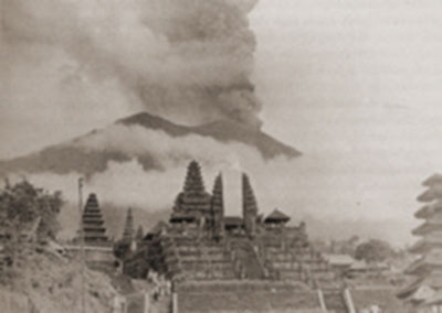 Извержение вулкана Агунг в середине 1960-х годов. Фото © Public Domain