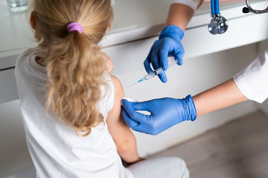 Минздрав одобрил начало клинических испытаний вакцины от ковида для детей