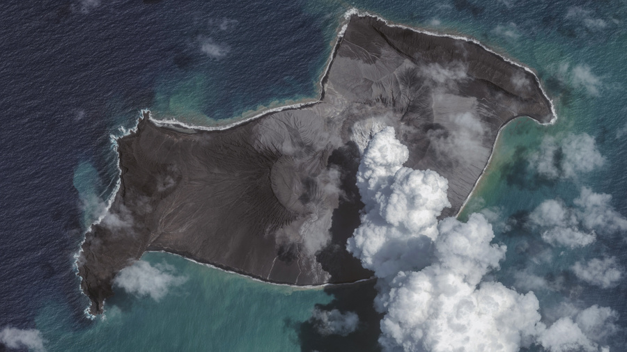 <p>Спутниковые снимки показывают извержение вулкана Хунга-Тонга, 6 января 2022 года. Фото © Getty Images / Maxar</p>