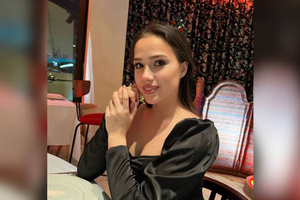 Алина Загитова сыграла на баяне в гостях у "абики" и "бабайки"