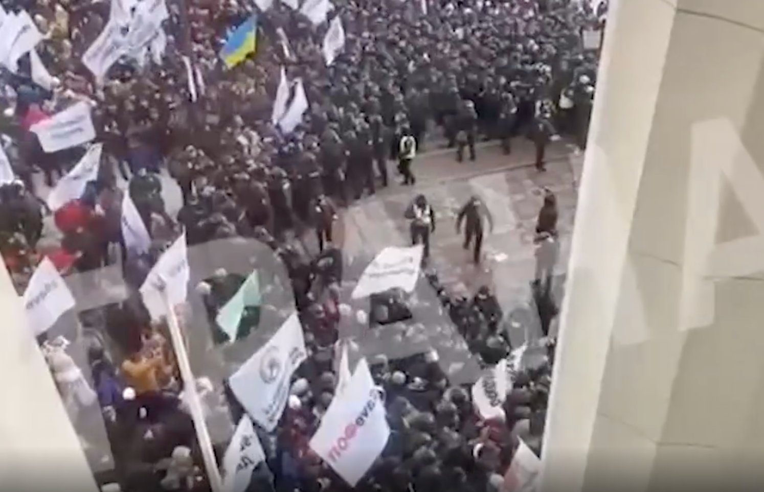 В Киеве бизнесмены устроили протесты и беспорядки перед зданием Рады
