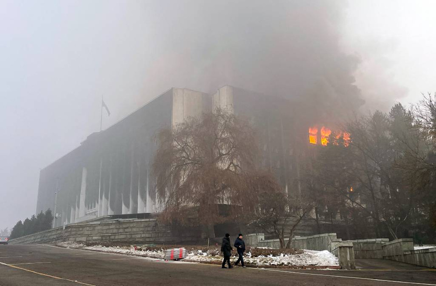 Казахстан. Алма-Ата. Пожар в здании мэрии. Фото © ТАСС / Валерий Шарифулин