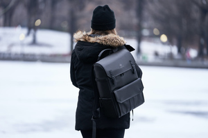 Невролог Белаш рассказал, почему стоит перестать носить сумку на одном плече