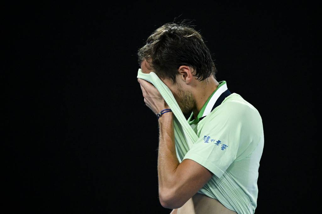 Матч Медведева на Australian Open прервали из-за дождя