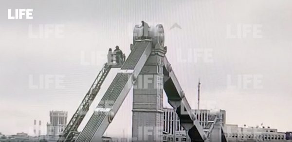 Забравшемуся на верхушку Крымского моста в Москве выписали протокол о хулиганстве