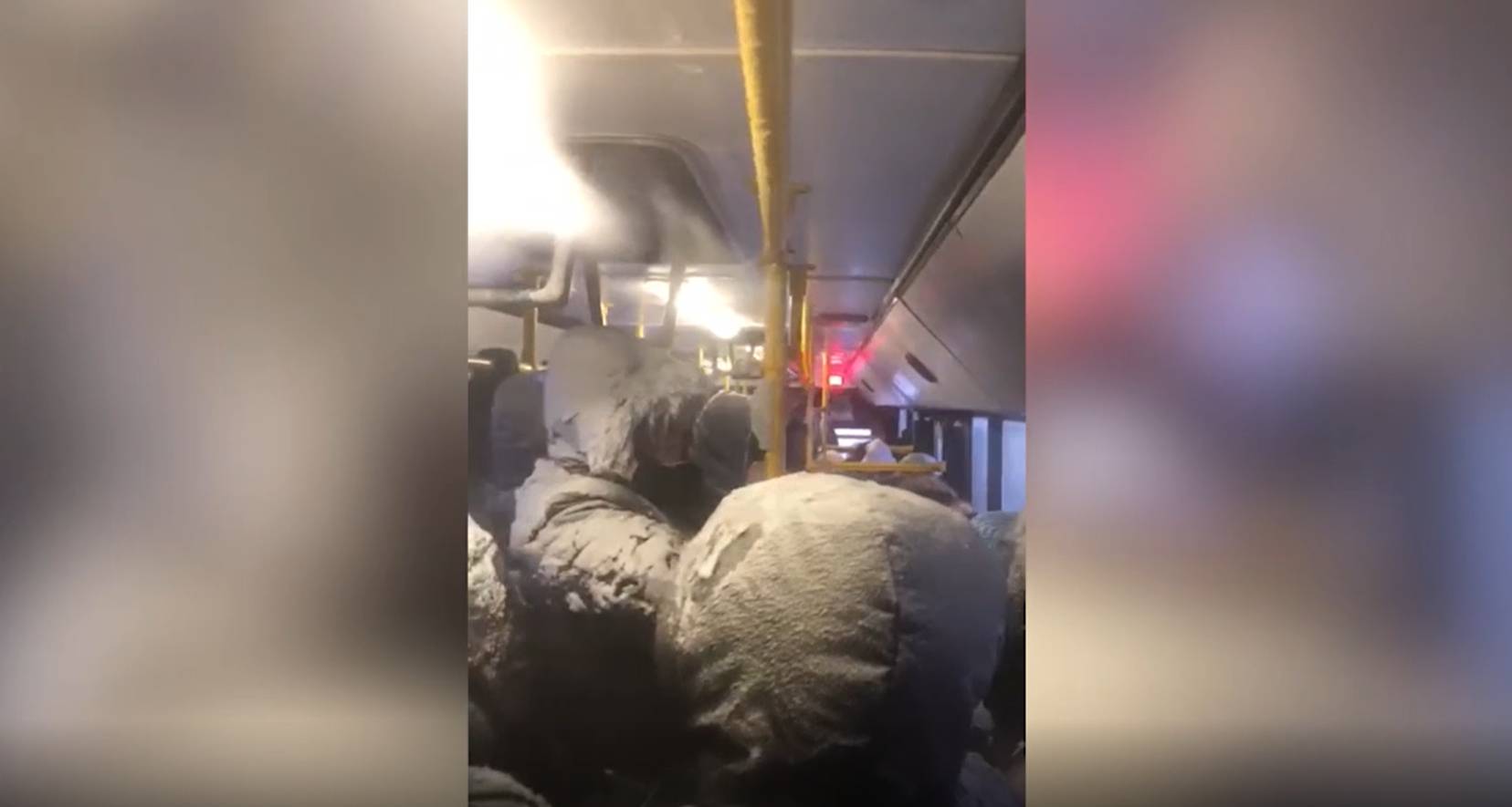 В Норильске пассажиры в метель застряли в автобусе с разбитым окном из-за аварии